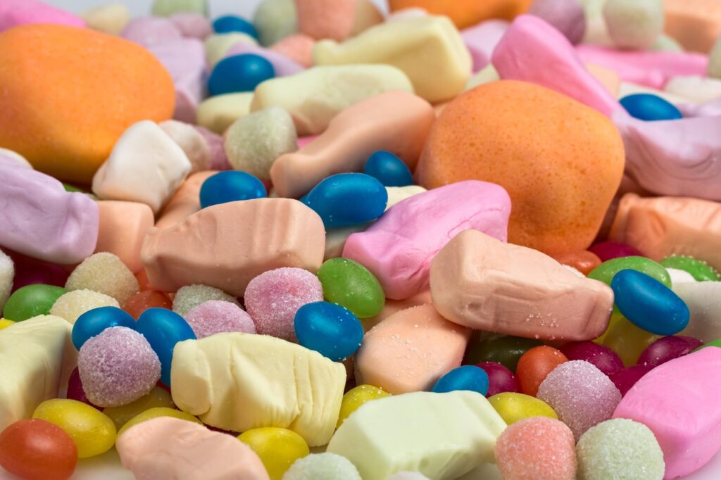 お菓子に含まれる添加物は健康にどのような影響を与えるのか？
